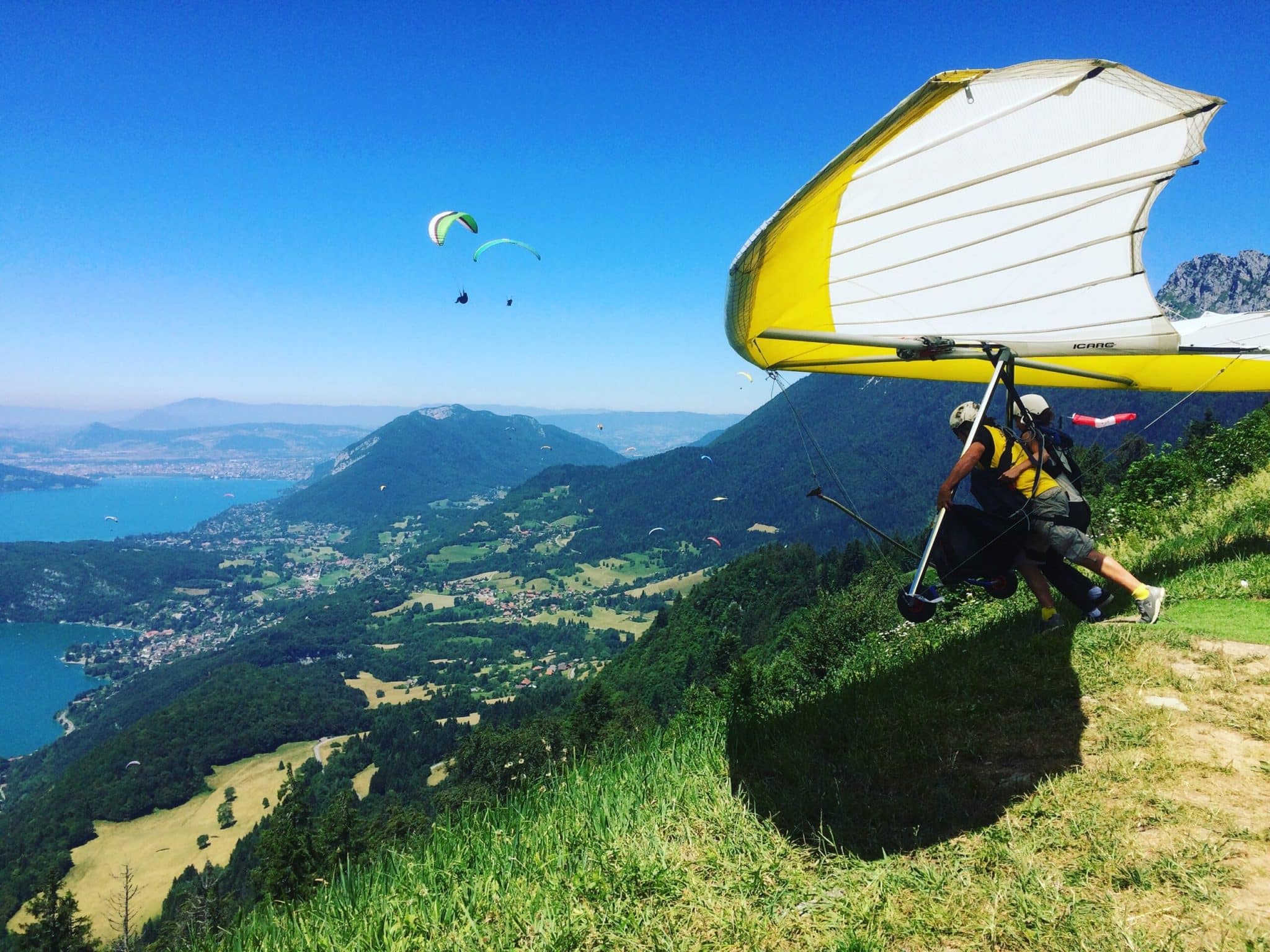 Vol en deltaplane au dessus du lac d'Annecy