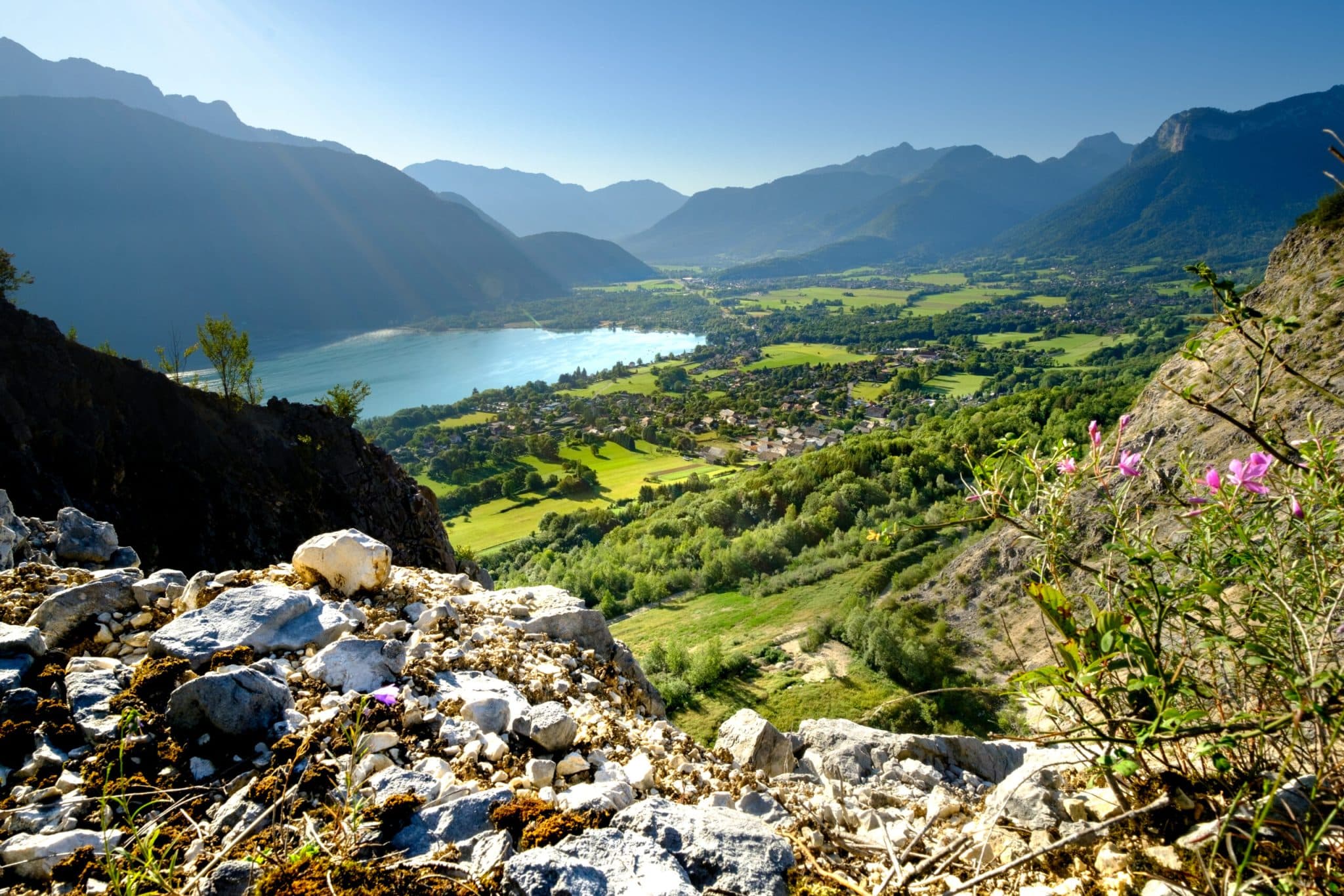 Vue sur le lac d'Annecy et les montagnes