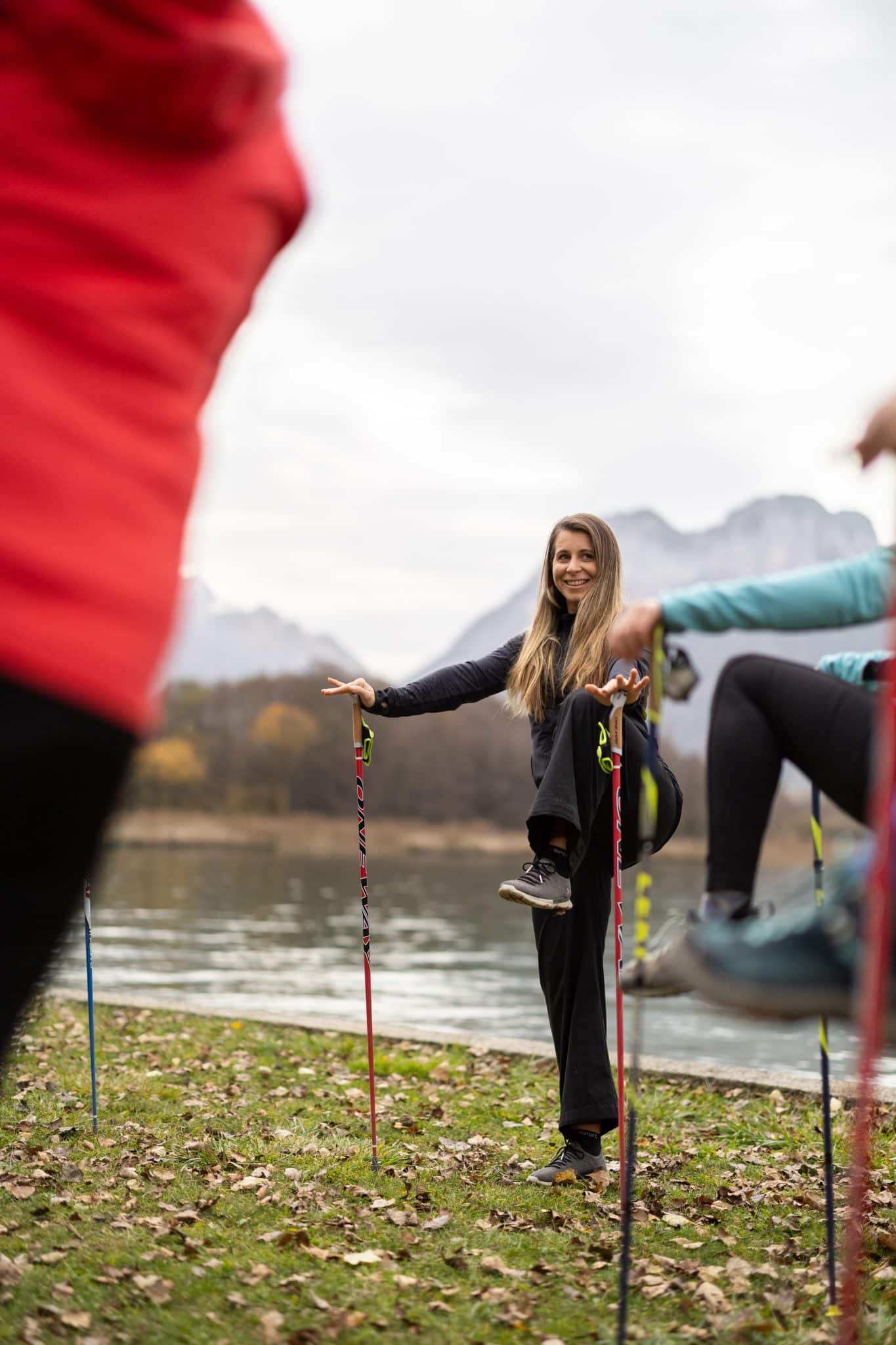 femme en exercice de yoga avec des bâtons de marche nordique