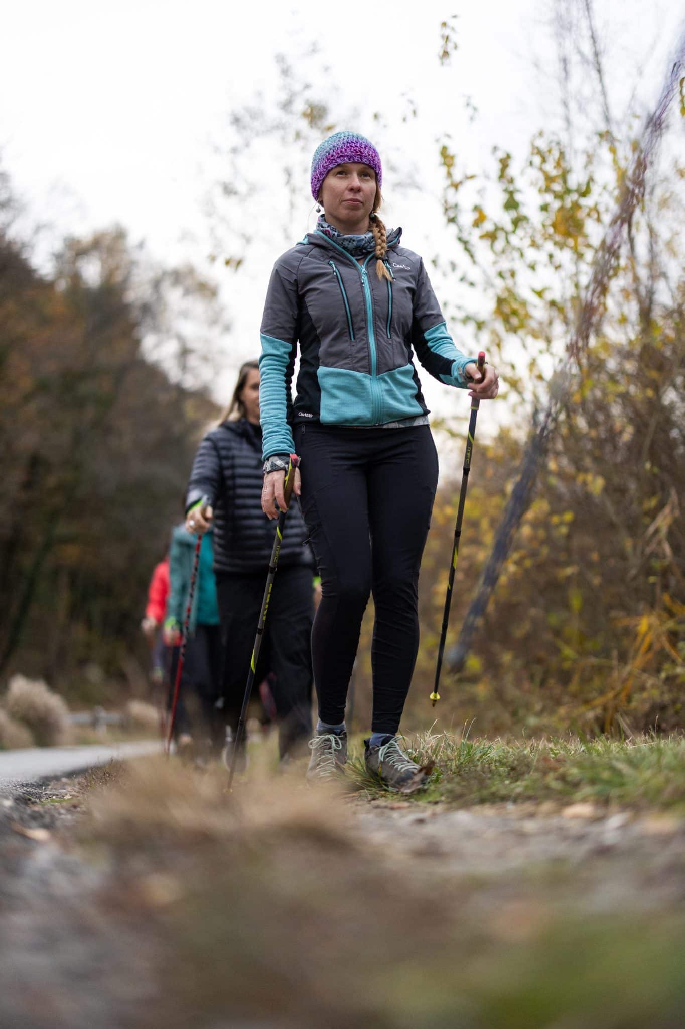 femmes pratiquant la marche nordique en hiver
