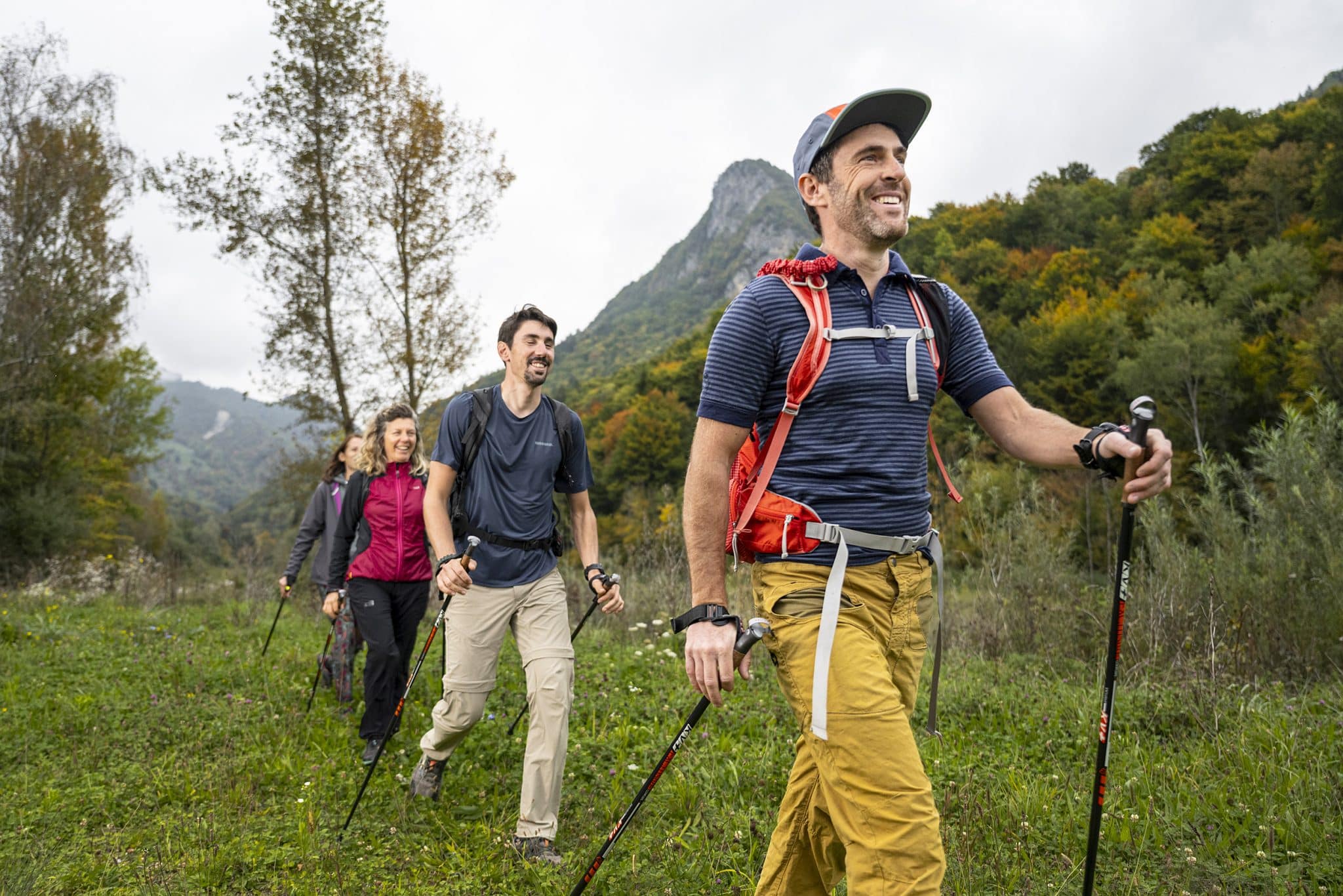 4 personnes pratiquant la marche nordique en automne